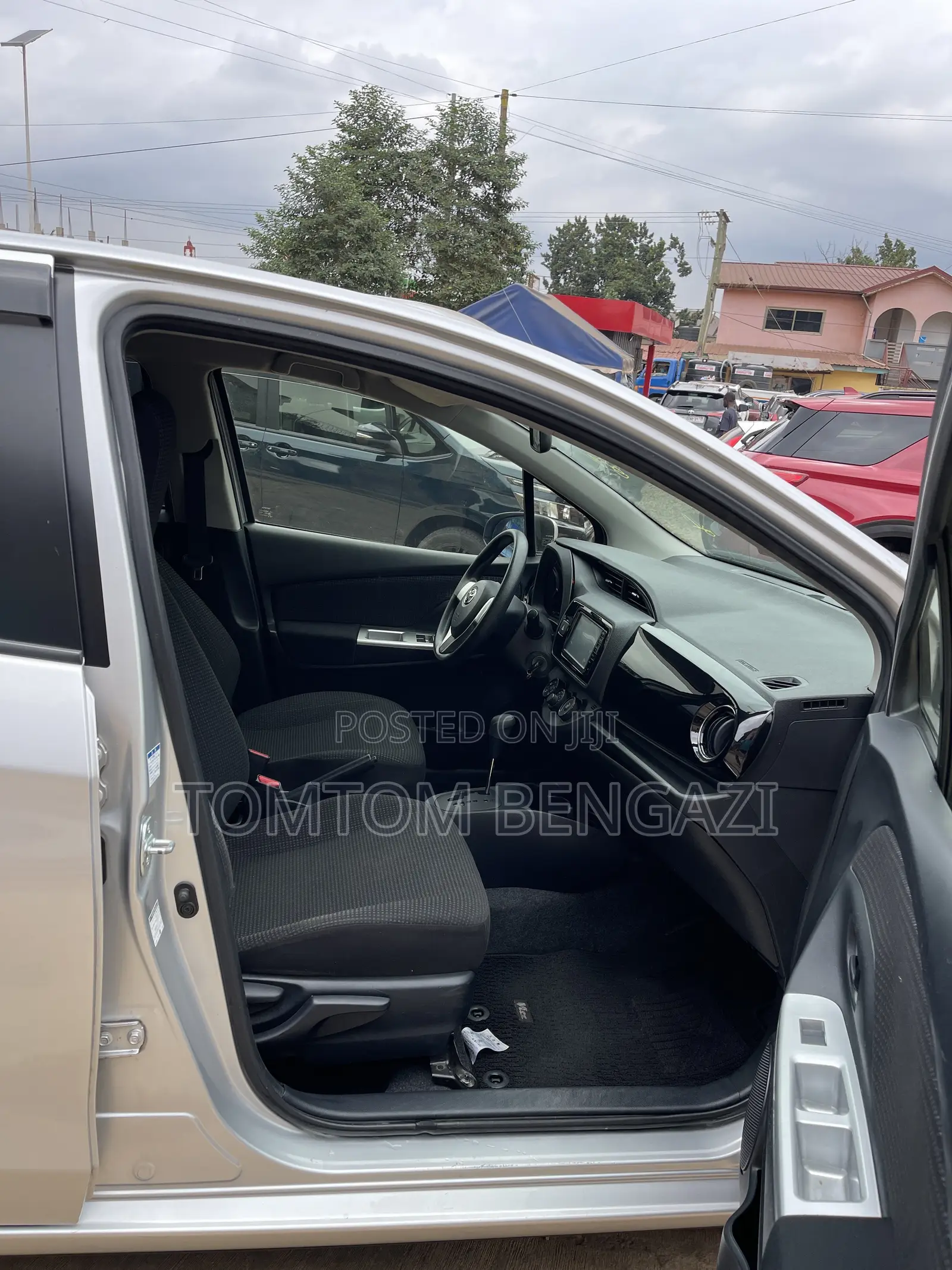 Toyota Vitz 1.3 AWD 5dr 2015 Silver