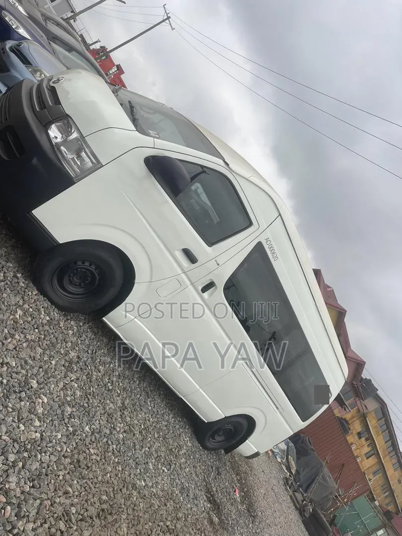 Toyota HiAce 2017 White