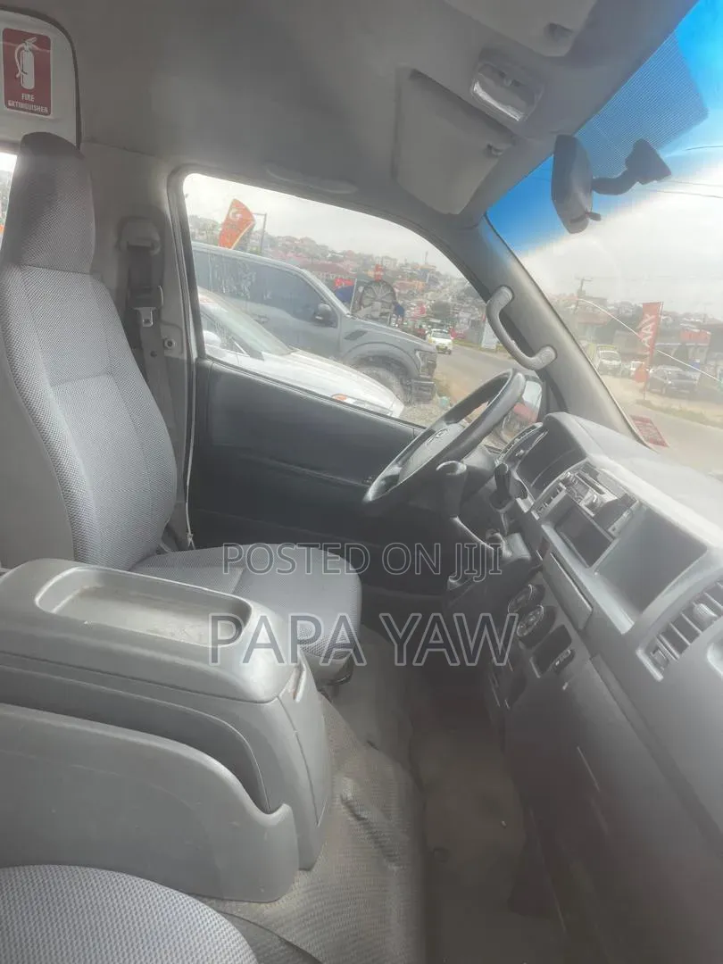Toyota HiAce 2017 White