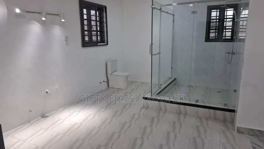 5bdrm Mansion in Apromase, Kumasi Metropolitan for sale