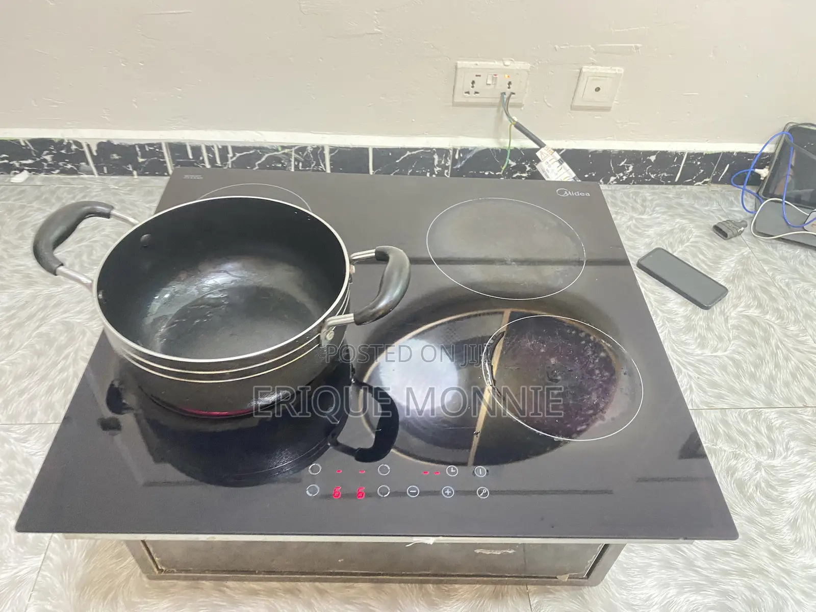 Neatly Used Electric 4 Burner Cooker.