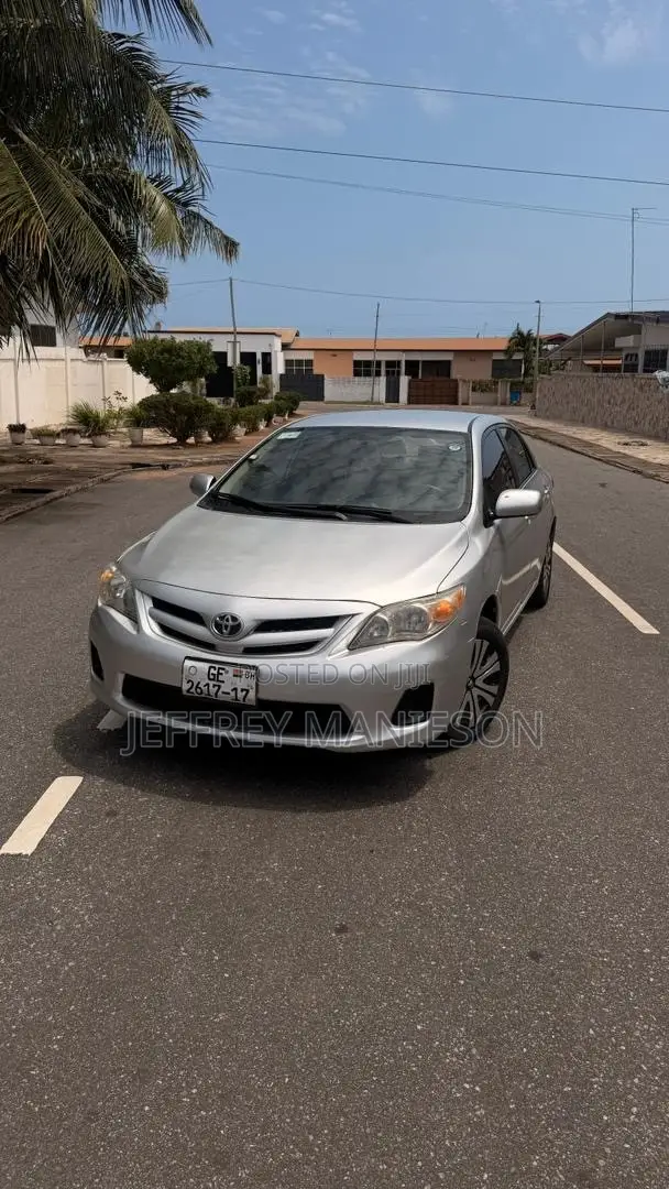 Toyota Corolla LE 4dr Sedan (1.8L 4cyl 4A) 2013 Silver