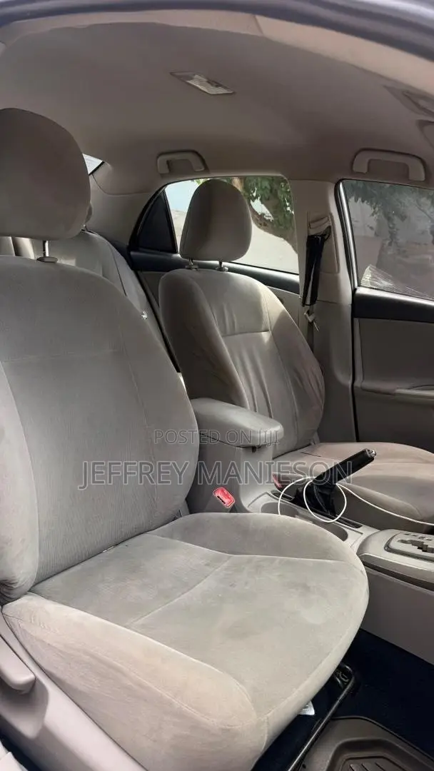 Toyota Corolla LE 4dr Sedan (1.8L 4cyl 4A) 2013 Silver