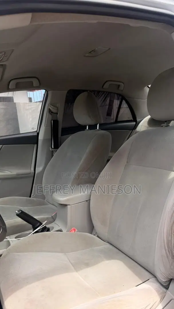Toyota Corolla LE 4dr Sedan (1.8L 4cyl 4A) 2013 Silver
