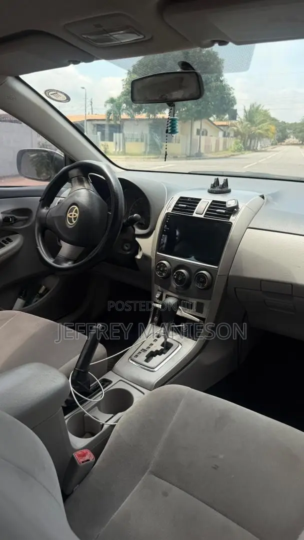 Toyota Corolla LE 4dr Sedan (1.8L 4cyl 4A) 2013 Silver