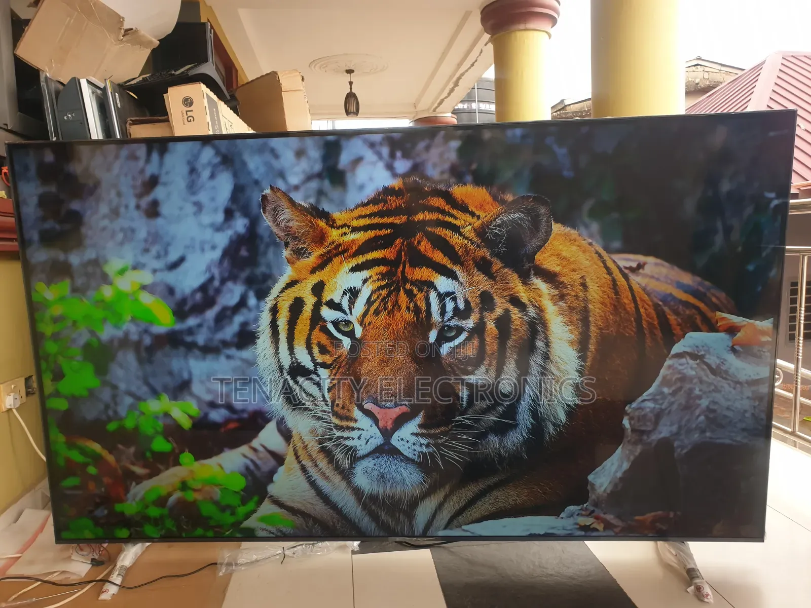86"LG Uhd HDR Edgeless Smart Satellite TV