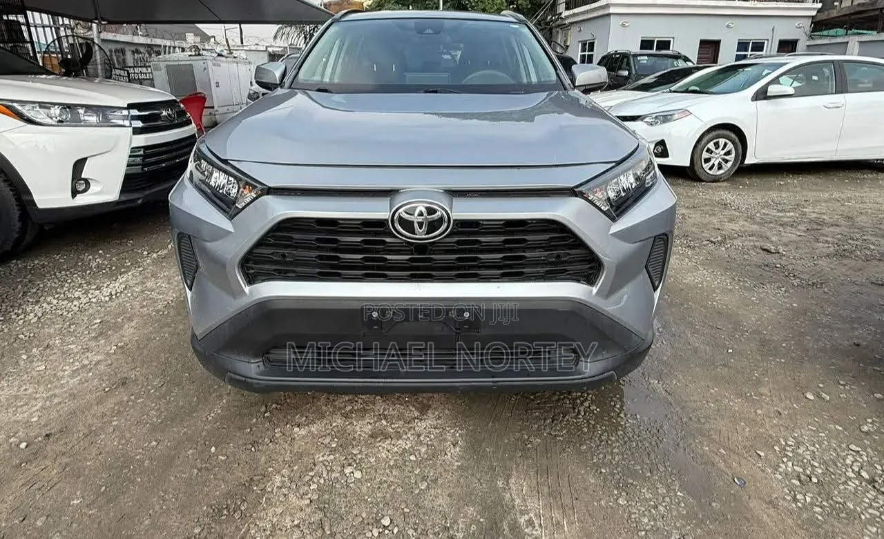Toyota RAV4 LE 2021 Silver