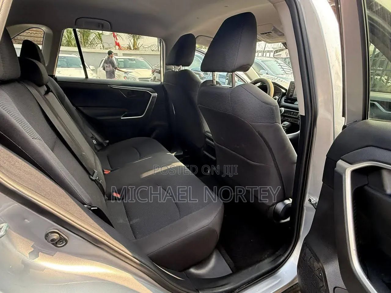 Toyota RAV4 LE 2021 Silver
