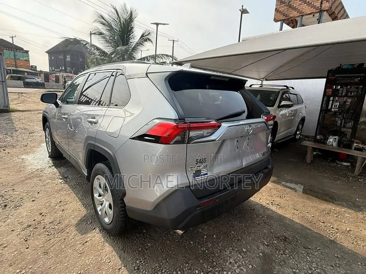 Toyota RAV4 LE 2021 Silver