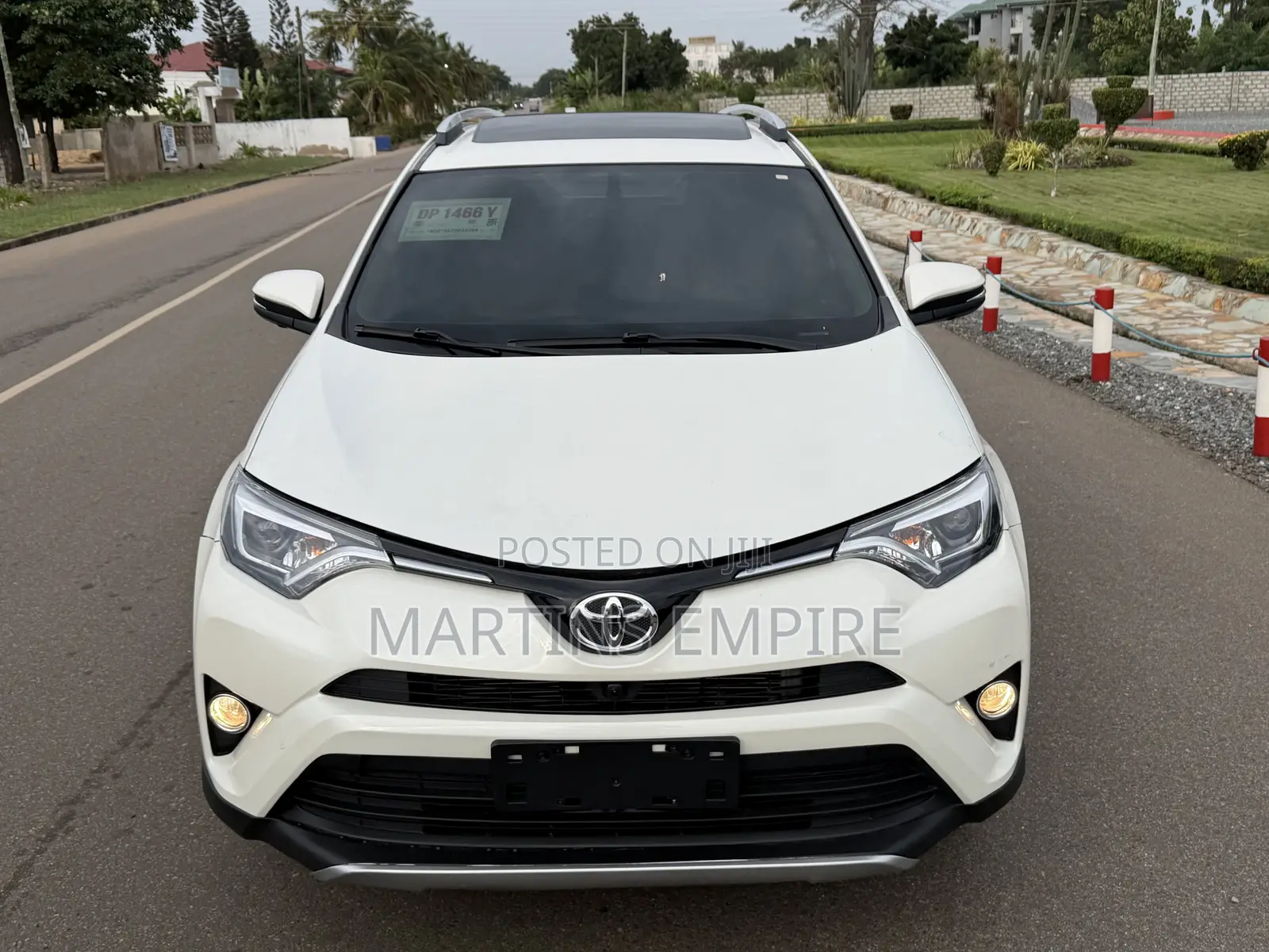 Toyota RAV4 XLE 4dr SUV (2.5L 4cyl 6A) 2018 White