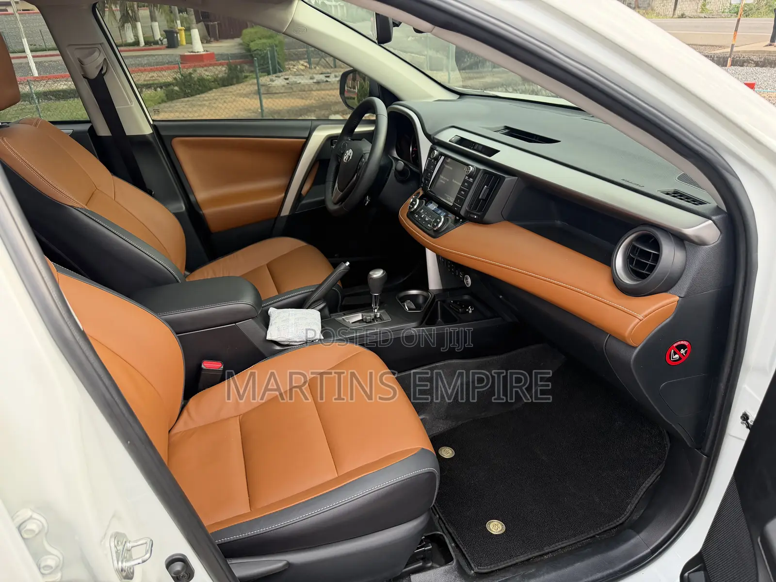 Toyota RAV4 XLE 4dr SUV (2.5L 4cyl 6A) 2018 White