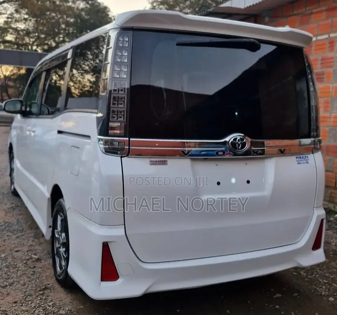 Toyota Voxy V 2WD 7-Seater 2015 White