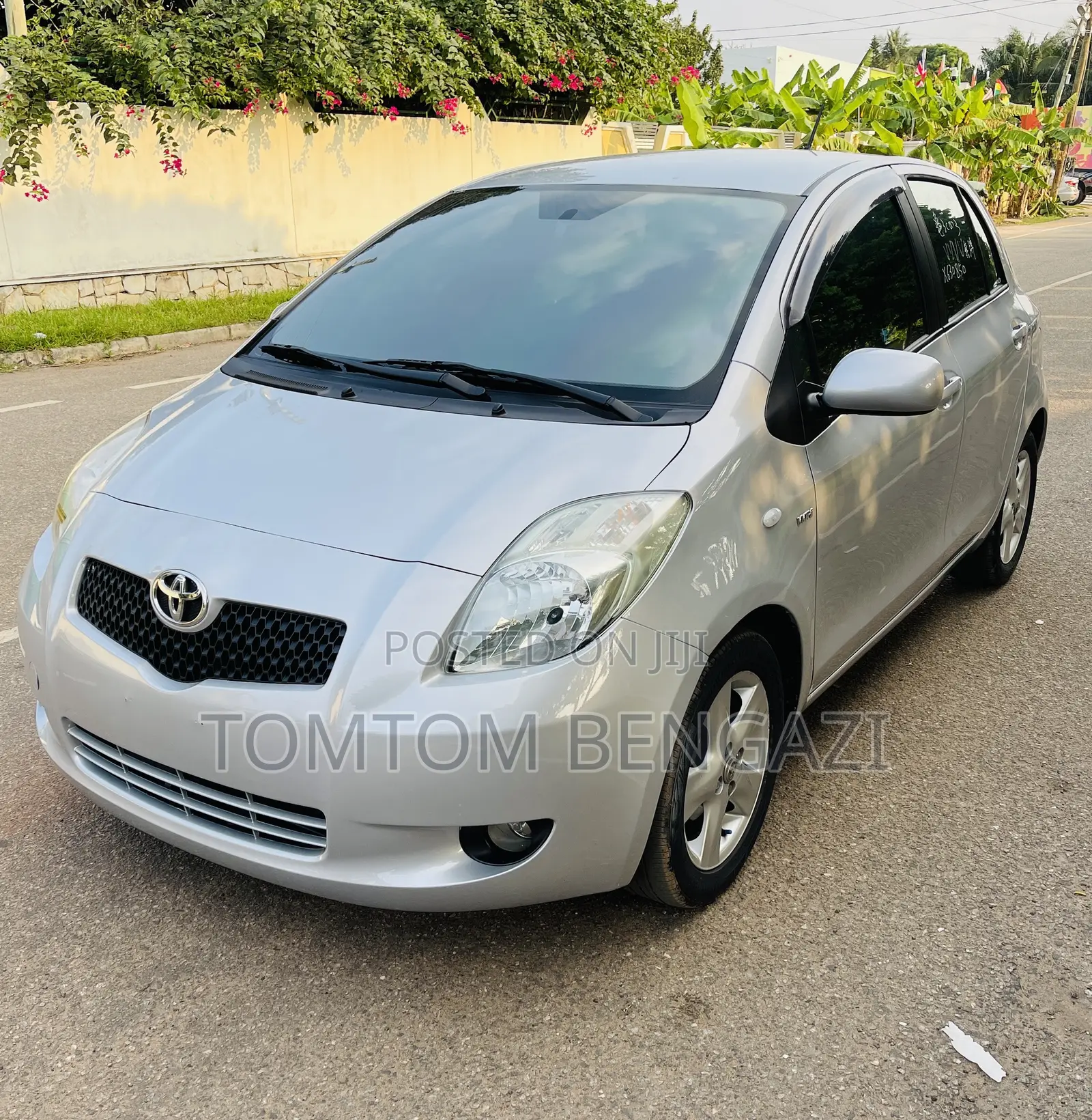 Toyota Yaris Base Hatchback 5dr 2010 Silver