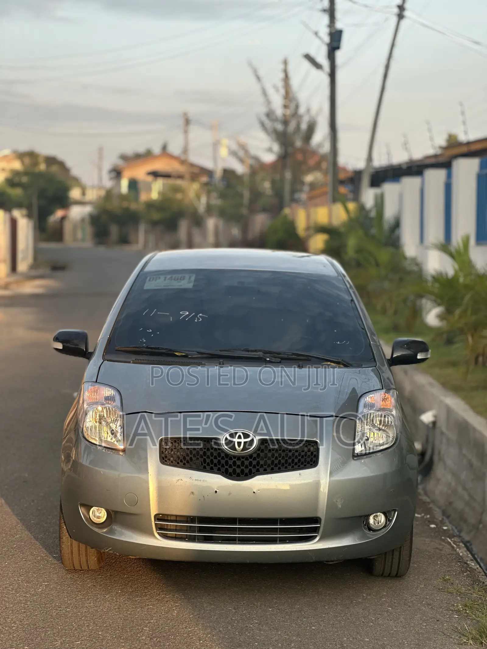 Toyota Yaris Base Hatchback 5dr 2010 Silver