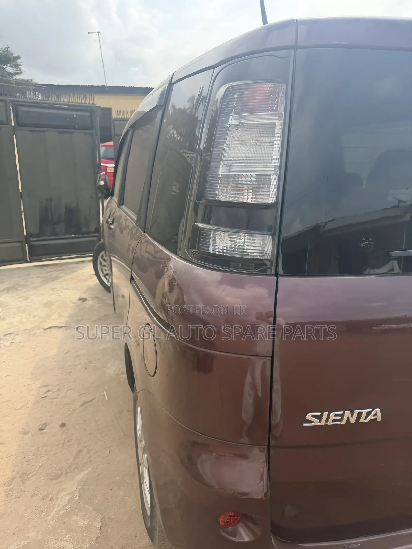 Toyota Sienta 1.5 FWD 2012 Red