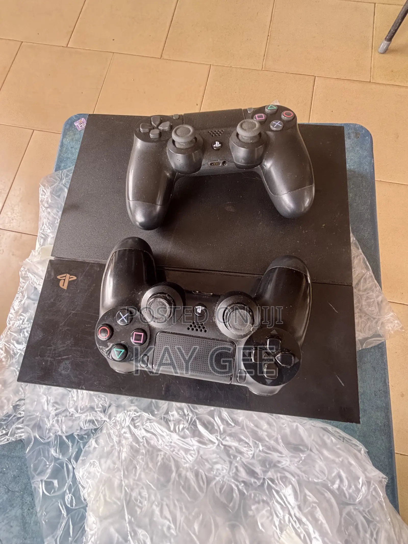 PS4 Standard/W 2 Controllers