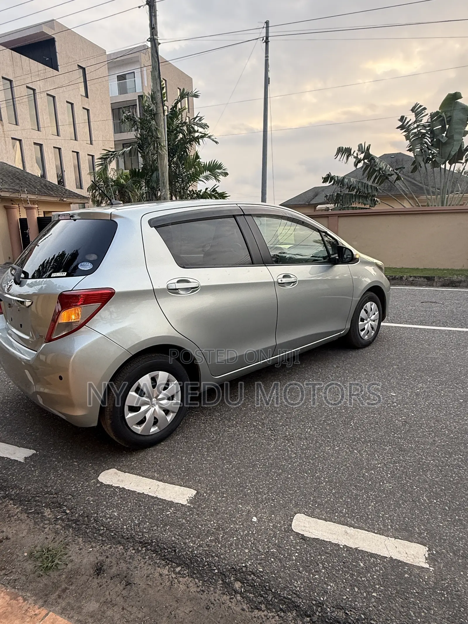 Toyota Vitz 1.3 FWD 5dr 2011 Green