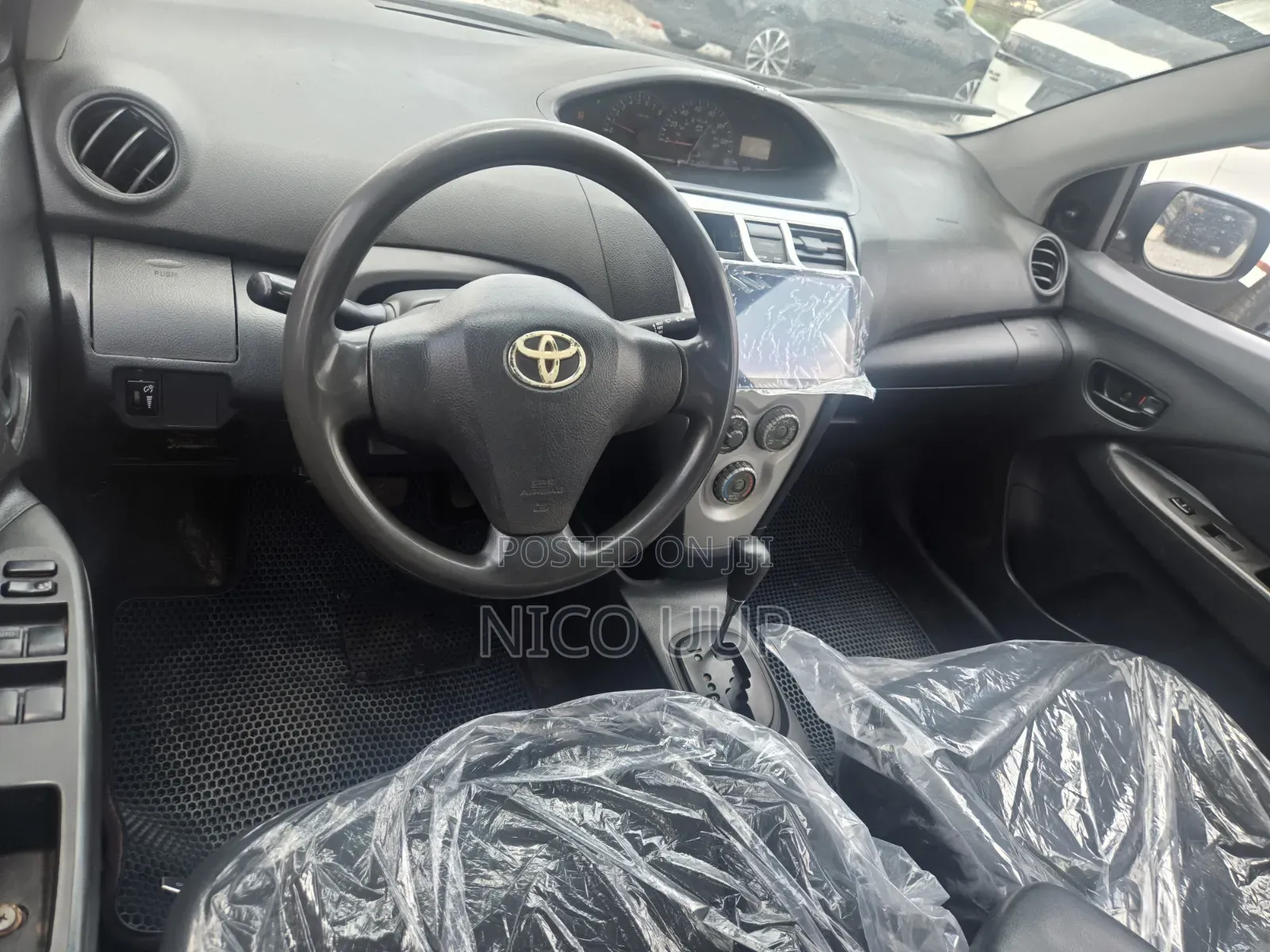 Toyota Yaris Base Sedan 4dr 2011 Matt Black
