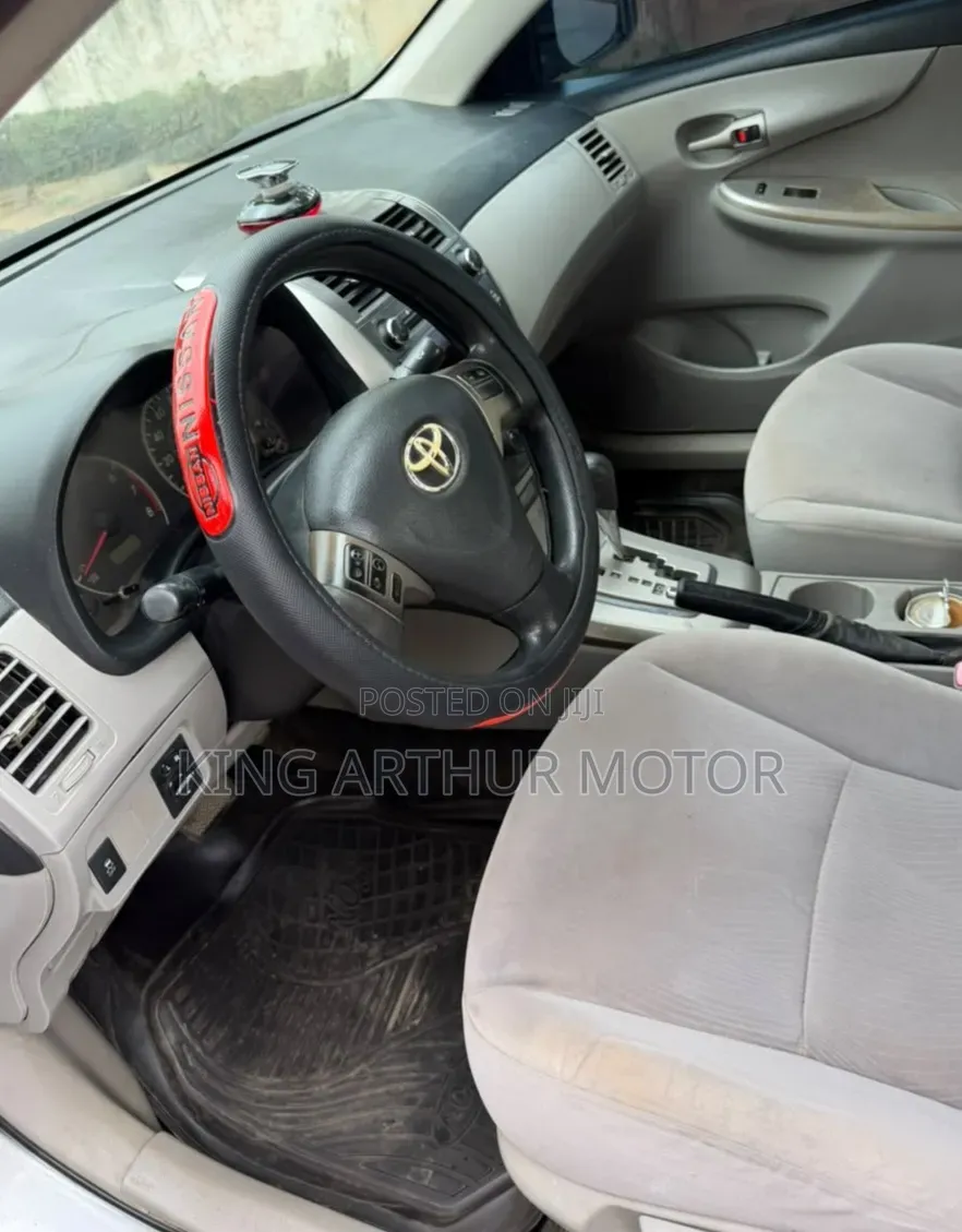Toyota Corolla LE Special Edition 4dr Sedan (1.8L 4cyl 4A) 2013 Silver