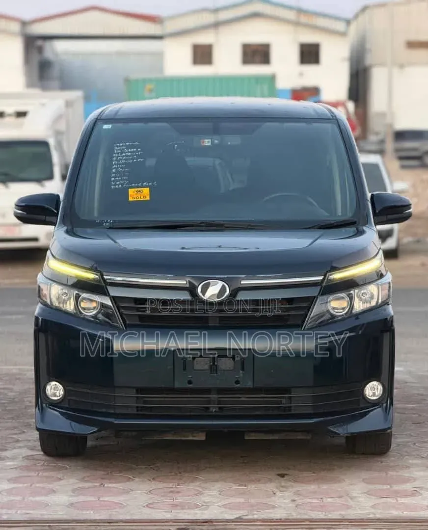 Toyota Voxy X 2WD 7-Seater 2014 Blue