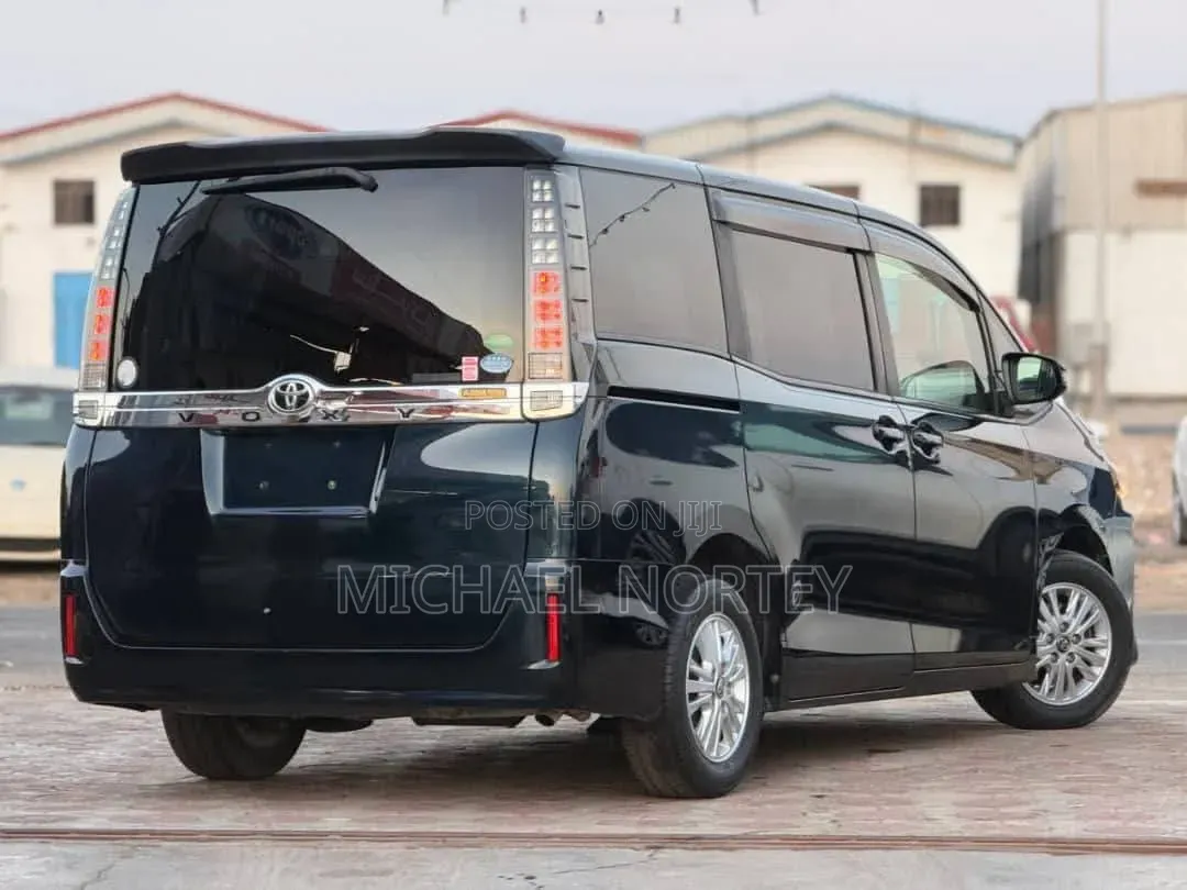 Toyota Voxy X 2WD 7-Seater 2014 Blue