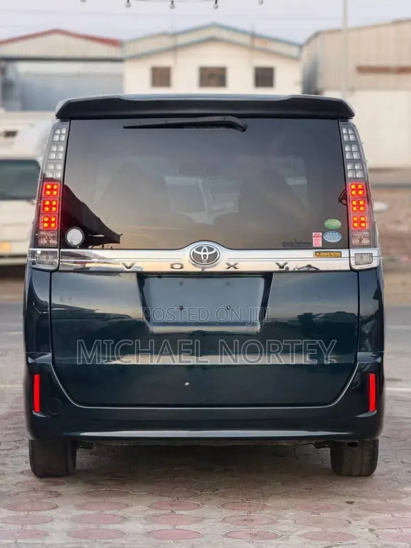 Toyota Voxy X 2WD 7-Seater 2014 Blue