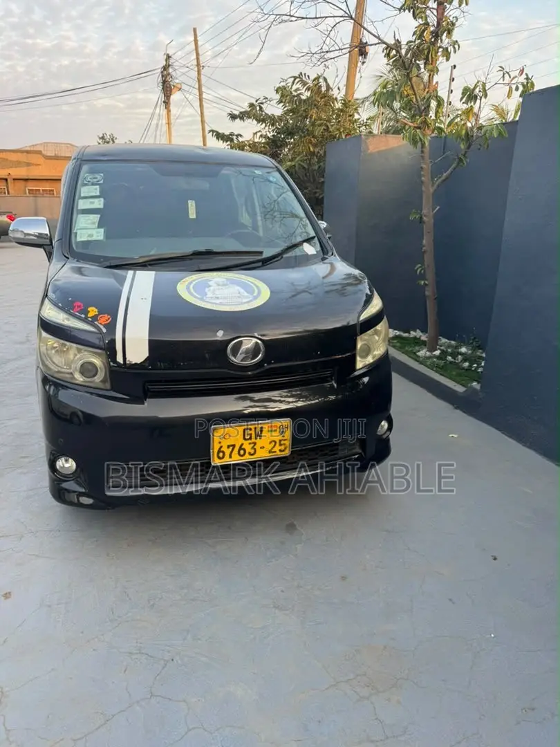 Toyota Voxy V 2WD 8-Seater 2010 Black