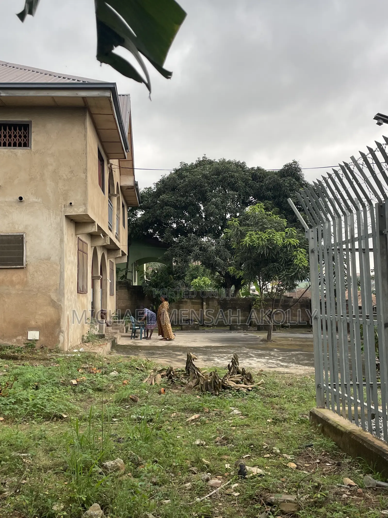 8bdrm House in Ashongman Estate, Police Station for sale