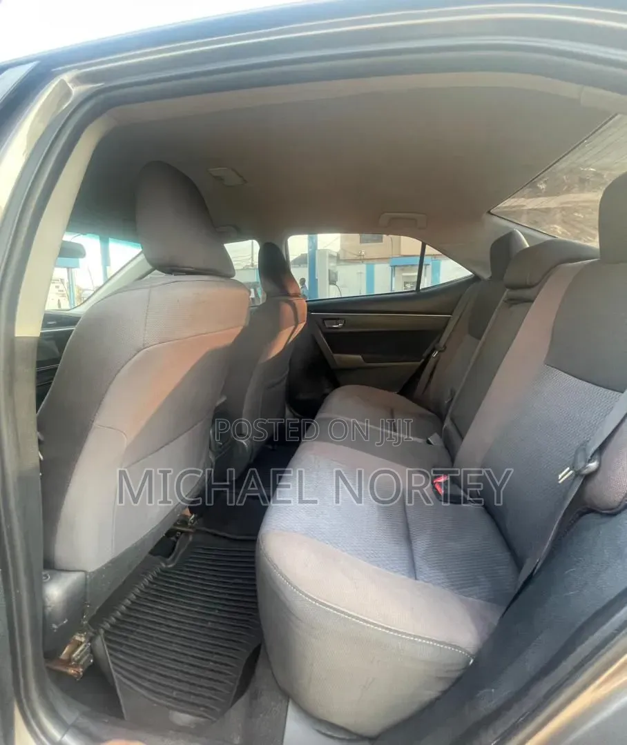 Toyota Corolla LE (1.8L 4cyl 2A) 2018 Gray