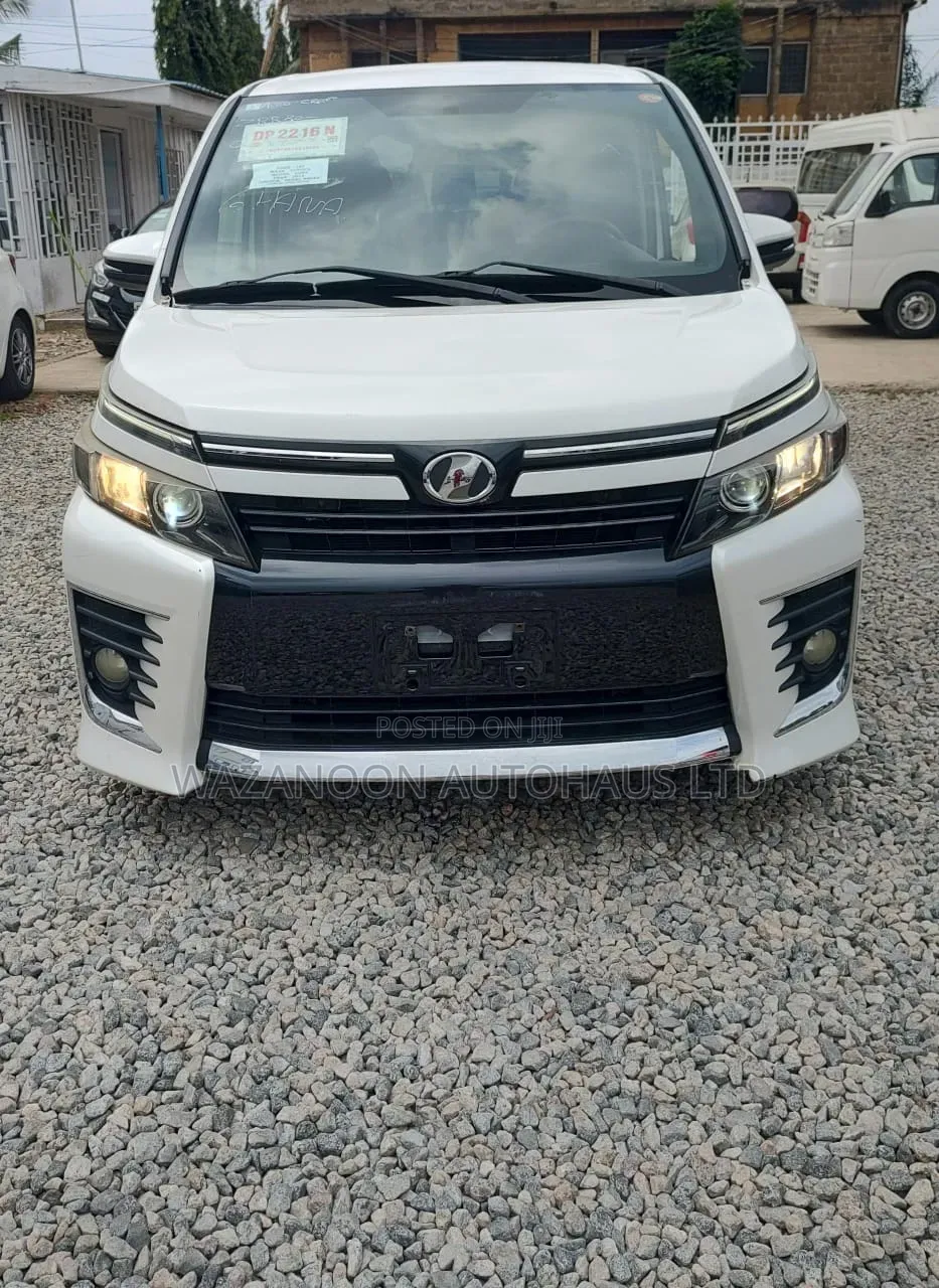 Toyota Voxy X 2WD 7-Seater 2014 White