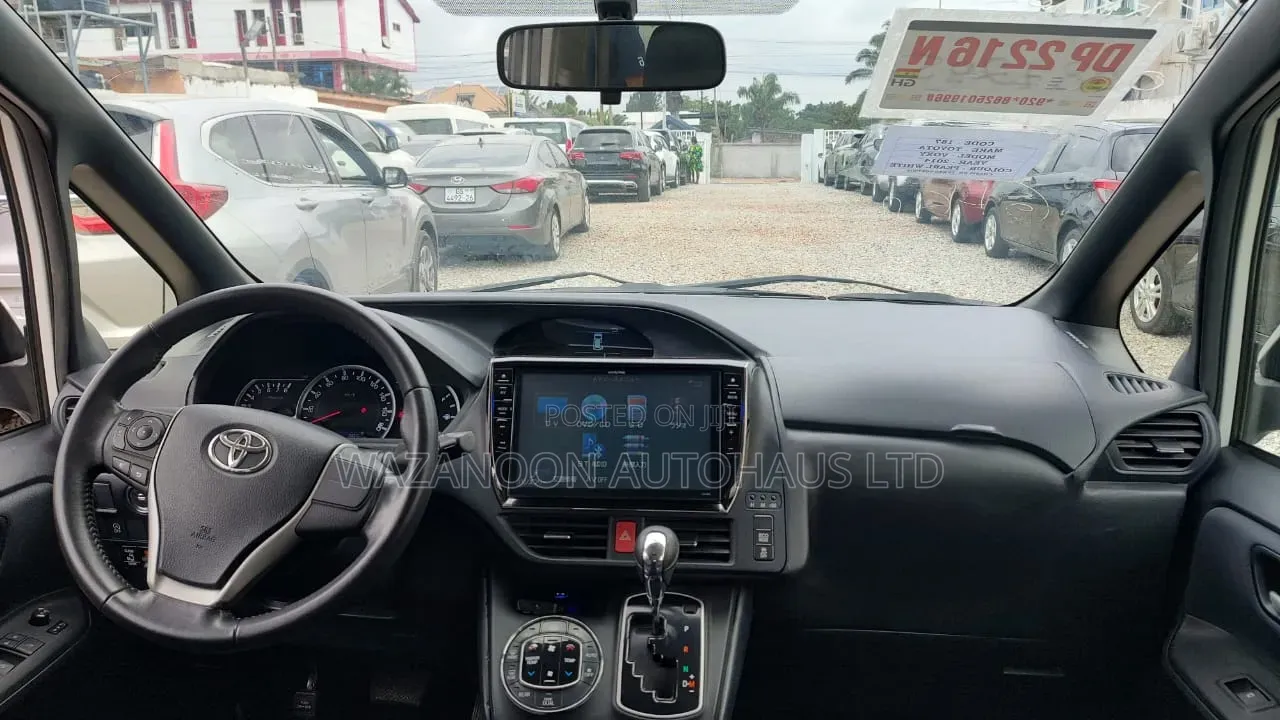 Toyota Voxy X 2WD 7-Seater 2014 White