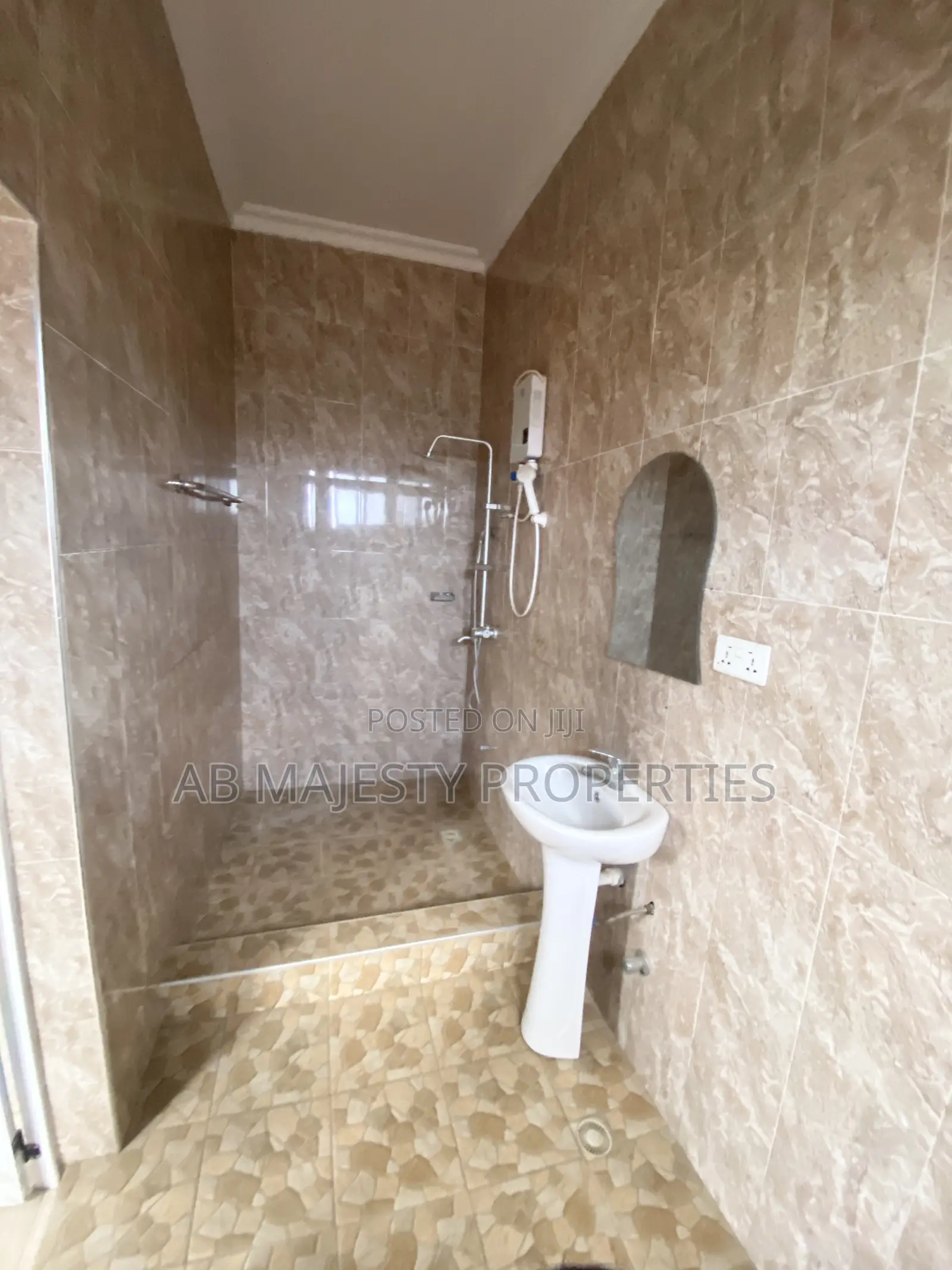 3bdrm Apartment in Ab Majesty, Baatsona Total for rent
