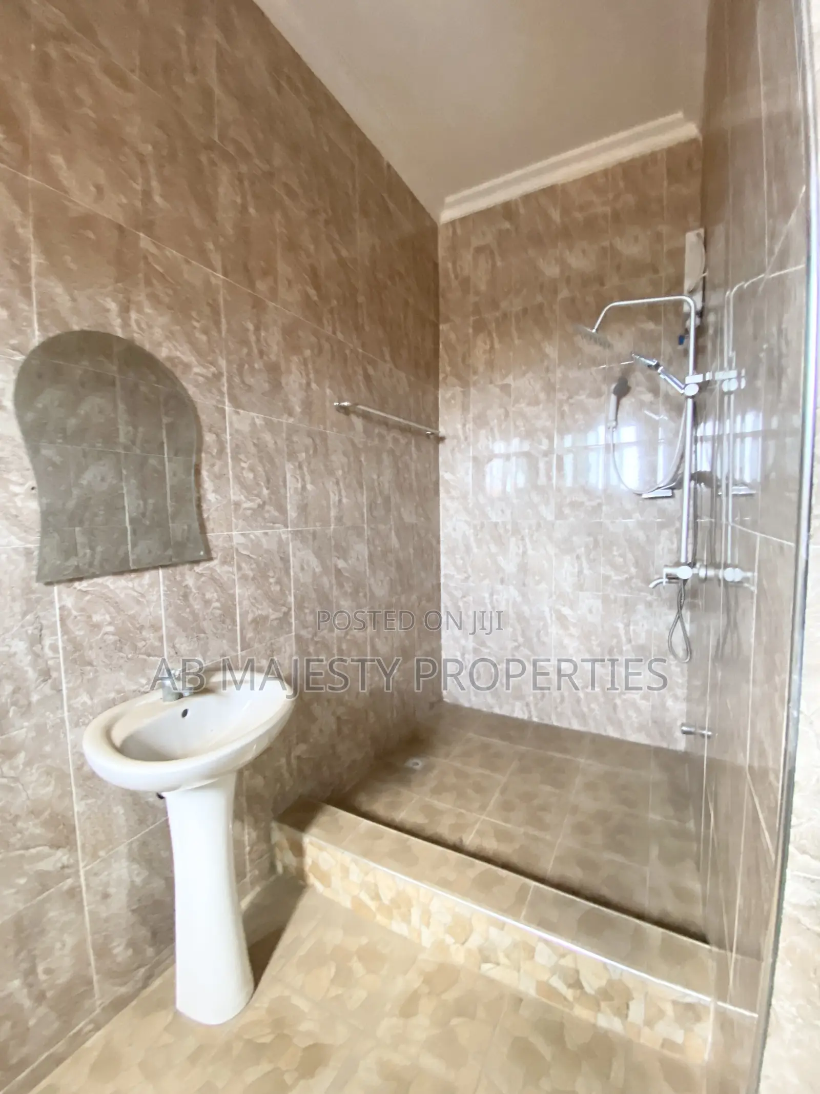 3bdrm Apartment in Ab Majesty, Baatsona Total for rent