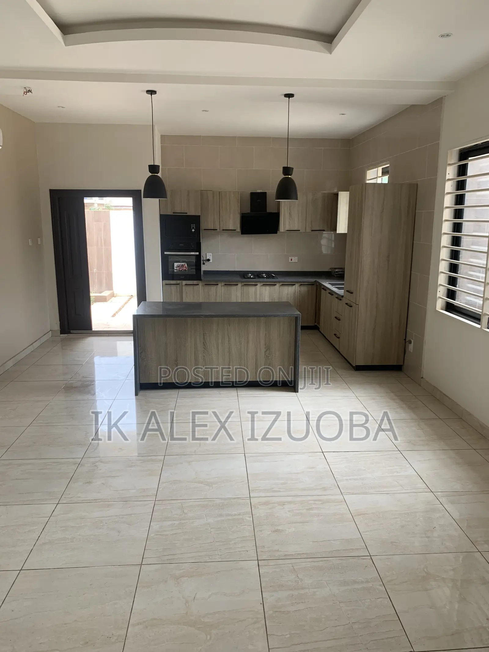 6bdrm Duplex in Lakeside Community 8 for sale