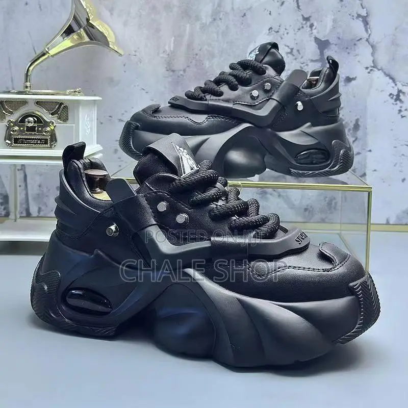 Smart Girl Wear Trendy All-Black Chunky Platform Sneakers