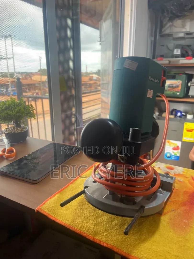 Black Decker DN 66 480W Plunge Router With Micro Adjustment Guide