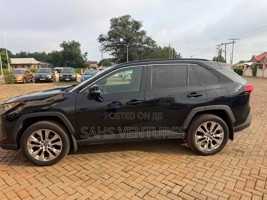 Toyota RAV4 XLE Premium FWD 2020 Black