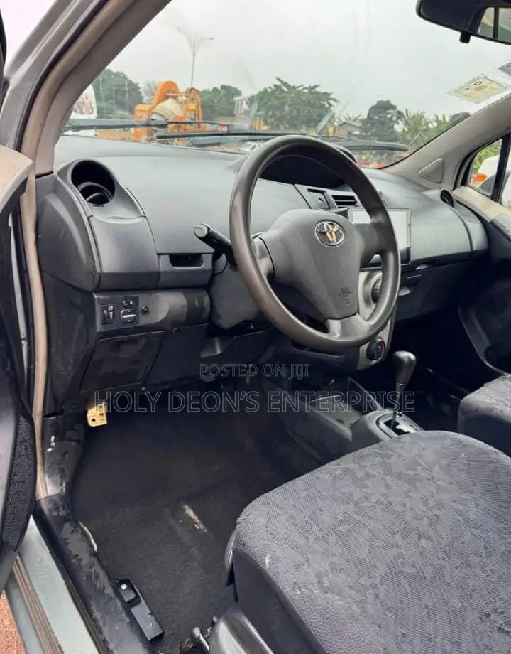 Toyota Vitz 1.3 FWD 5dr 2010 Silver