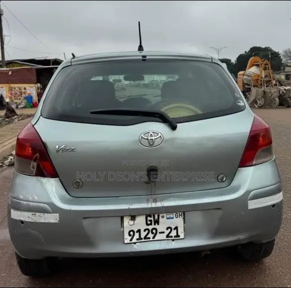 Toyota Vitz 1.3 FWD 5dr 2010 Silver