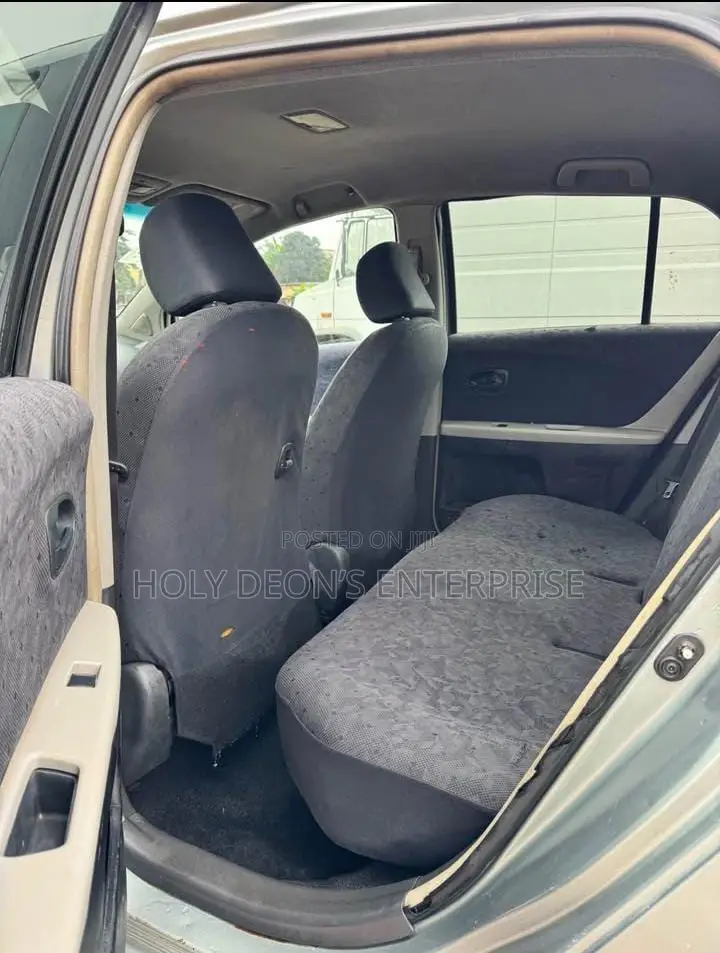 Toyota Vitz 1.3 FWD 5dr 2010 Silver