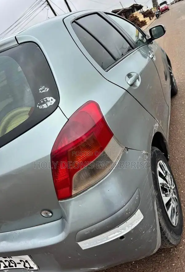 Toyota Vitz 1.3 FWD 5dr 2010 Silver