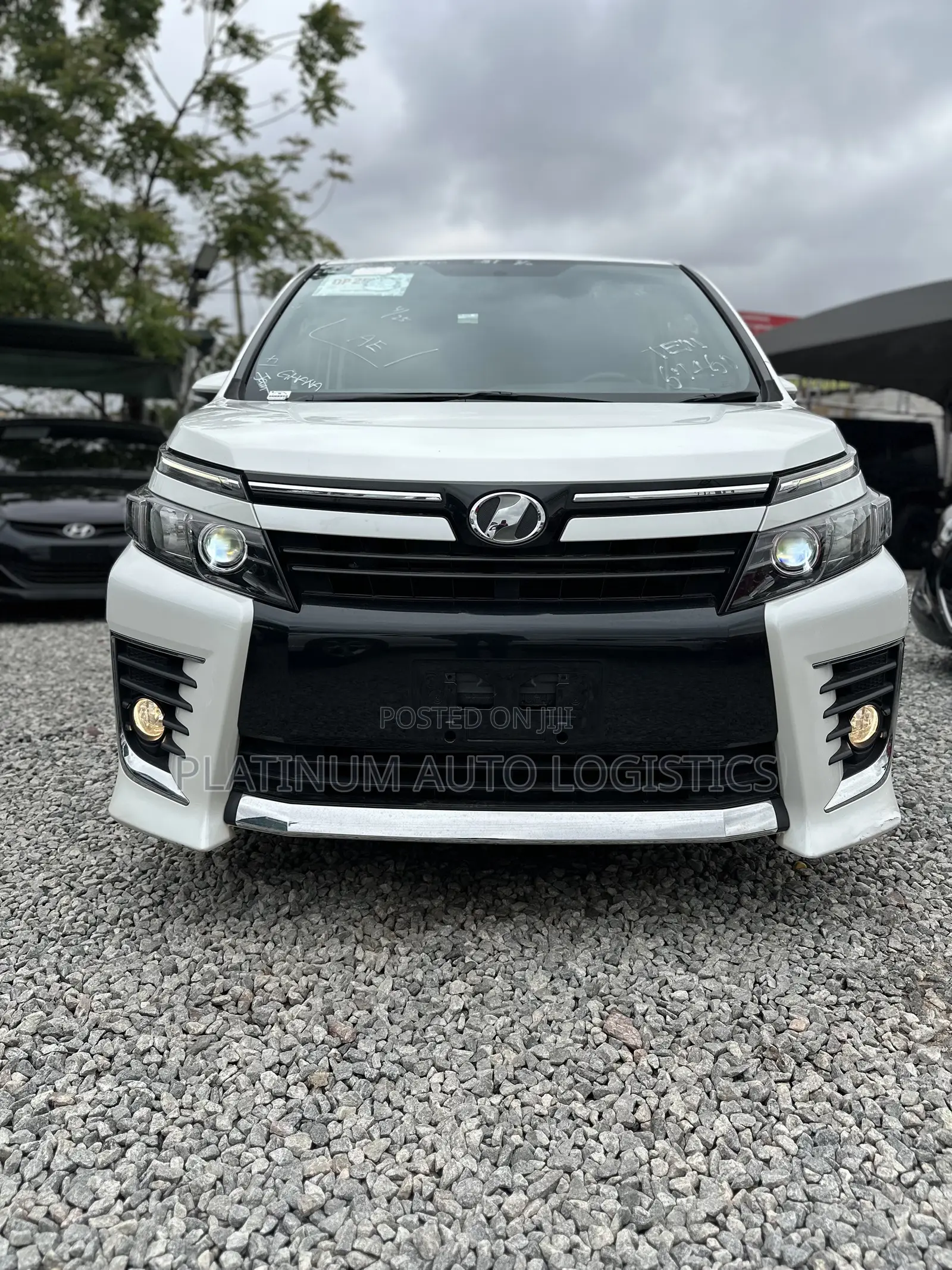 Toyota Voxy V 4WD 8-Seater 2016 White