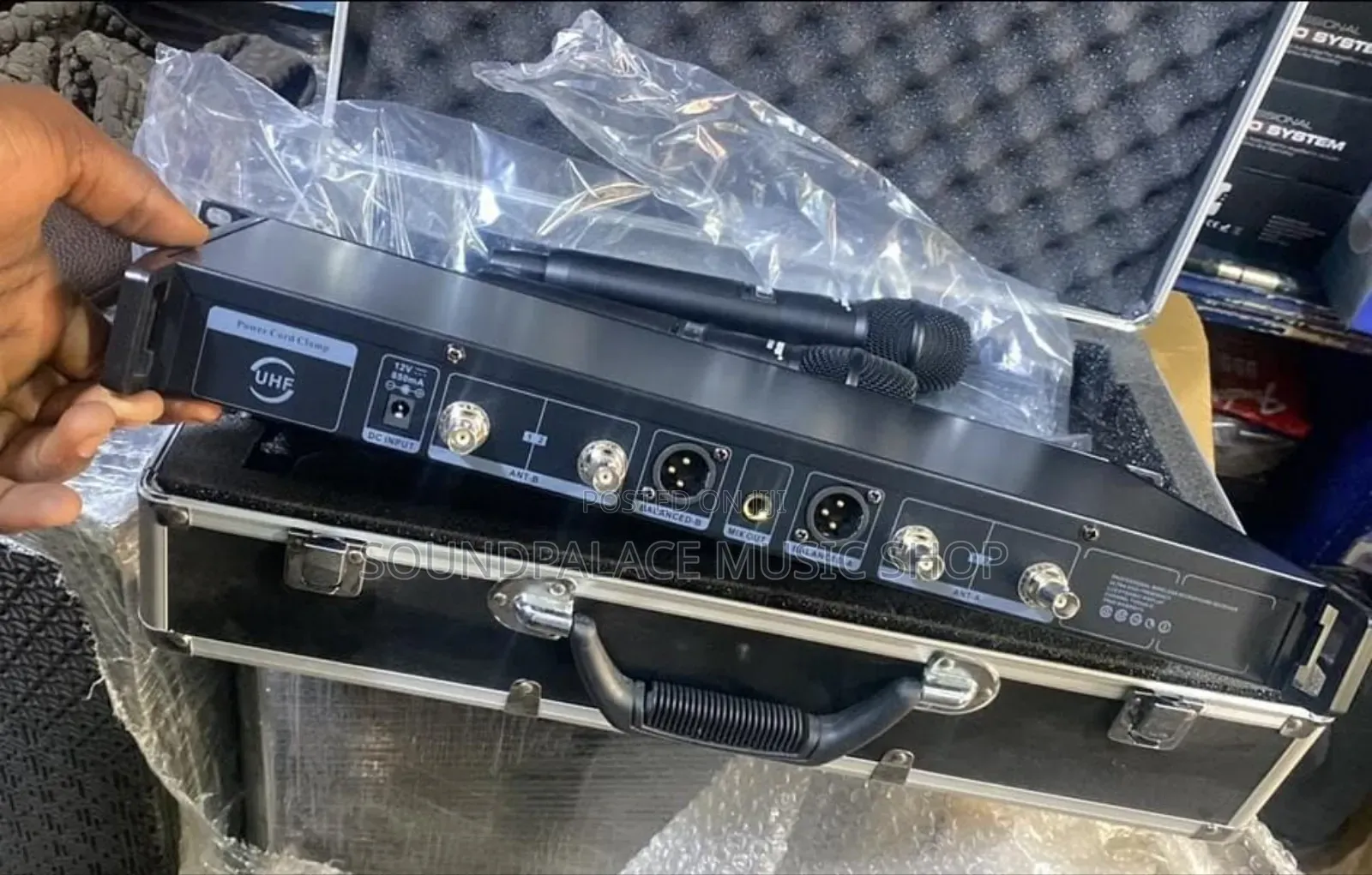 Shure AXT 800 2in1 Professional Handheld Wireless Microphone