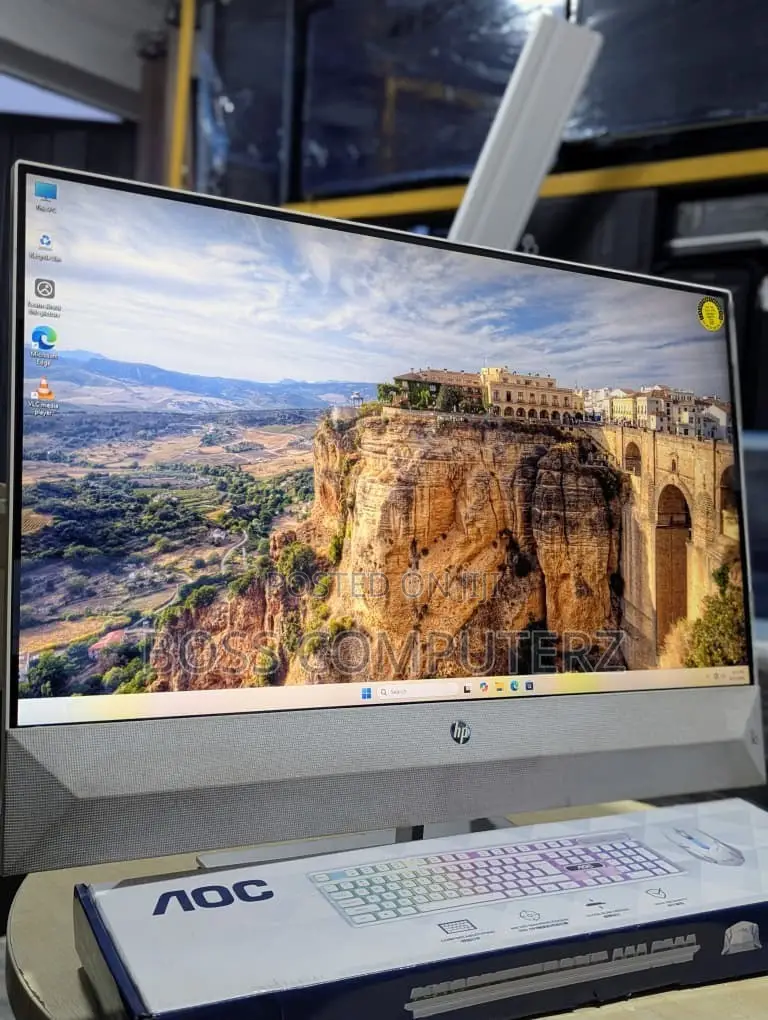 Desktop Computer HP Pavilion 27 8GB Intel Core i5 SSD 256GB