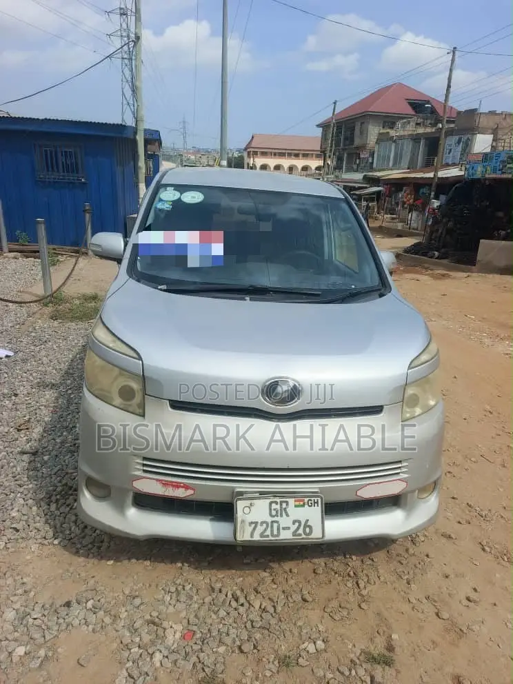 Toyota Voxy V 2WD 8-Seater 2010 Silver