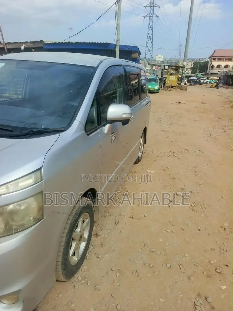 Toyota Voxy V 2WD 8-Seater 2010 Silver
