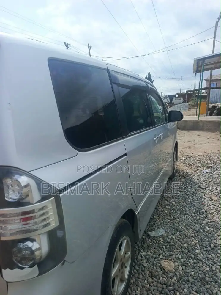 Toyota Voxy V 2WD 8-Seater 2010 Silver