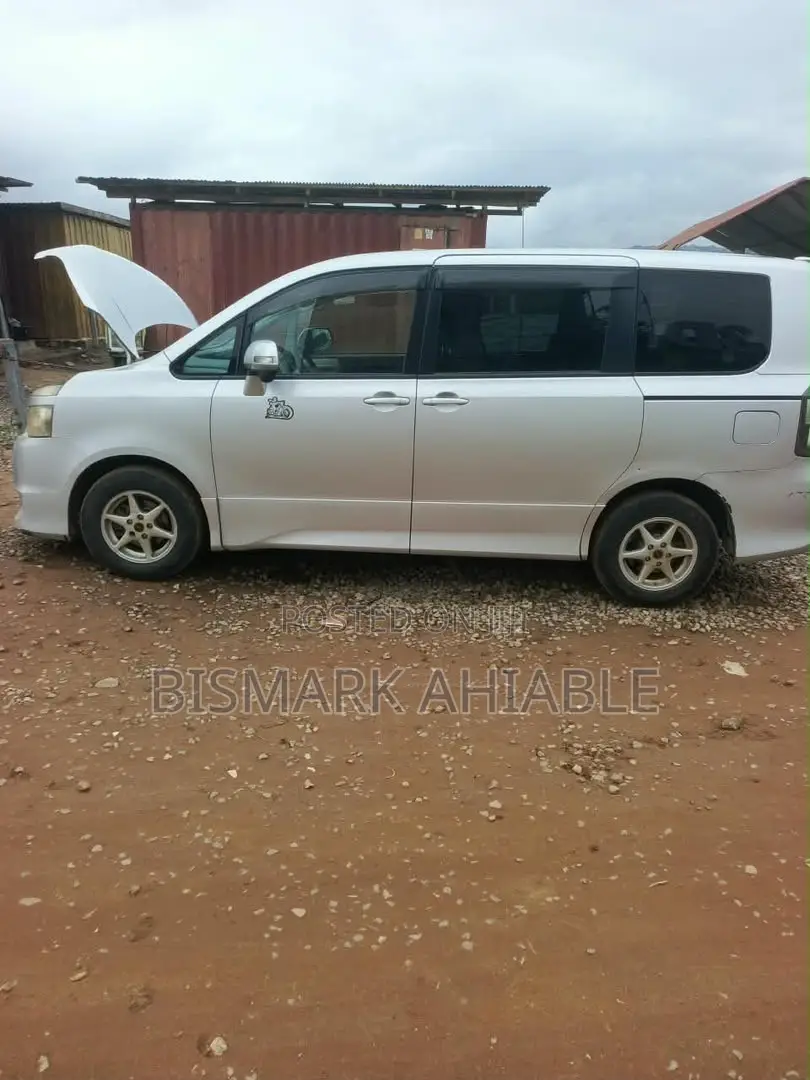 Toyota Voxy V 2WD 8-Seater 2010 Silver