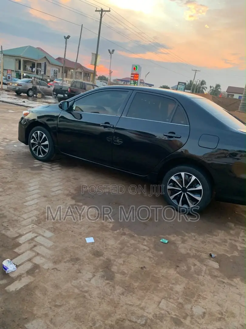 Toyota Corolla LE 4dr Sedan (1.8L 4cyl 4A) 2013 Black