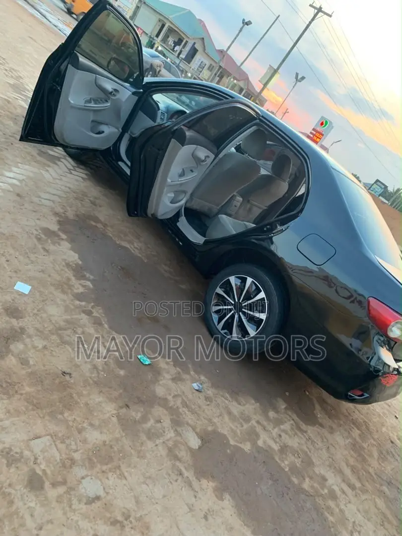 Toyota Corolla LE 4dr Sedan (1.8L 4cyl 4A) 2013 Black